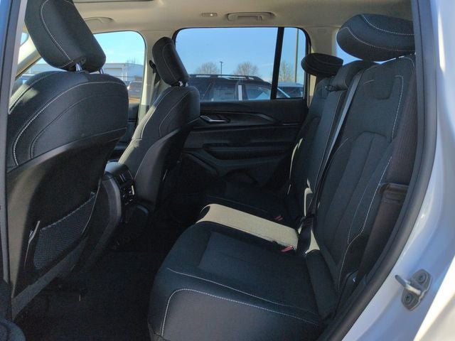 2023 Jeep Grand Cherokee Laredo 4WD