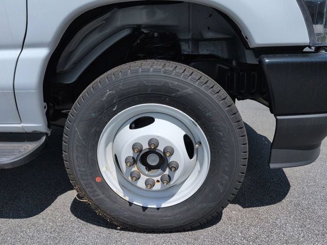 2026 Ford E-450SD Base DRW