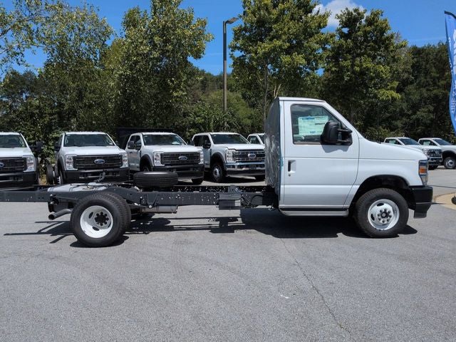 2026 Ford E-450SD Base DRW